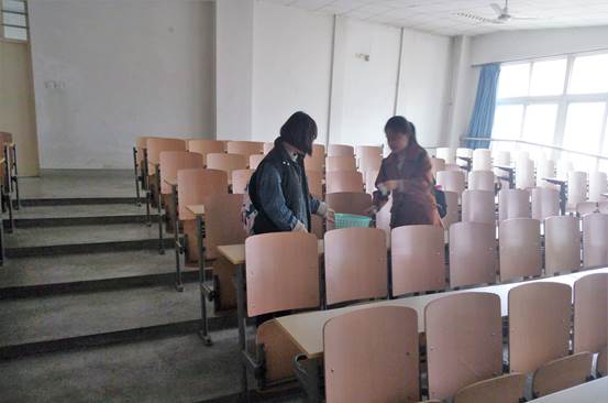 成人短剧
阳光青协l雷锋月3月5日清扫教二教室 (2)